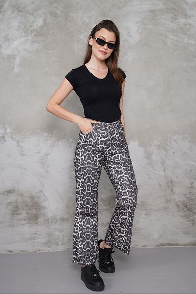 macharel jeans بنطلون جينز بقصة واسعة ونمط الفهد