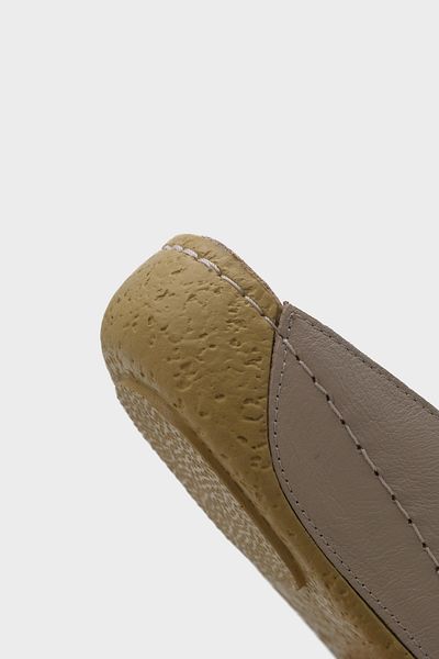 Capone Outfitters شبشب نسائي من الجلد المريح ذو حزام متقاطع من Nissa