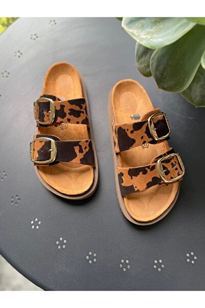 Land of Cork Анатомични кожени чехли с естествена коркова подметка и шарка крава, голяма катарама