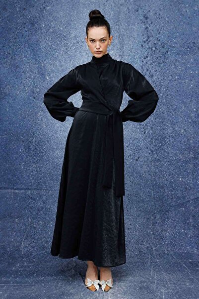 Hooopstore Μαύρο φόρεμα με γυαλιστερή υφή - Κλείσιμο με ένθετο