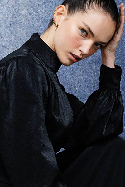 Hooopstore Μαύρο φόρεμα με γυαλιστερή υφή - Κλείσιμο με ένθετο