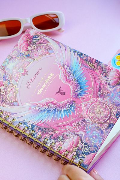 Victoria's Journals Σκληρό εξώφυλλο στη σπείρα Αχρονολόγητο Weekly Planner. 12 σελιδοδείκτες, 192 σελίδες.