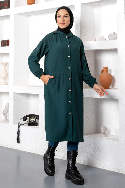 Tesettür Dünyası Detailní knoflík na rameni hidžábový plášť Tsd221201 smaragdově zelený