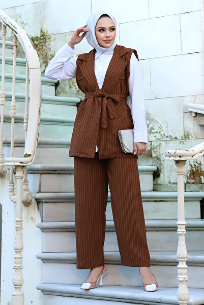 Tesettür Dünyası Csíkos öltöny öves derékmellénnyel TSD240102 Barna