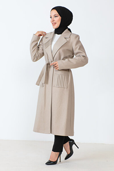 Tesettür Dünyası Béžový kešu kabát s páskem TSD230804