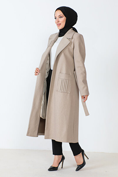 Tesettür Dünyası Béžový kešu kabát s páskem TSD230804
