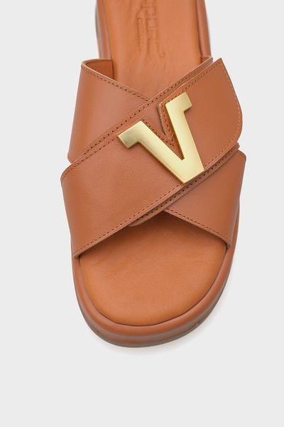 Capone Outfitters Дамски чехли Dara от естествена кожа с кръстосани презрамки, V-образна катарама и клиновиден ток