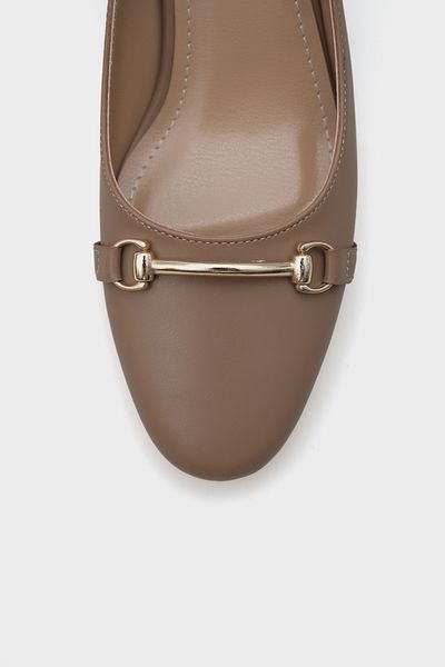 Capone Outfitters Дамски обувки Rayna със среден ток и кръгъл връх, метален аксесоар