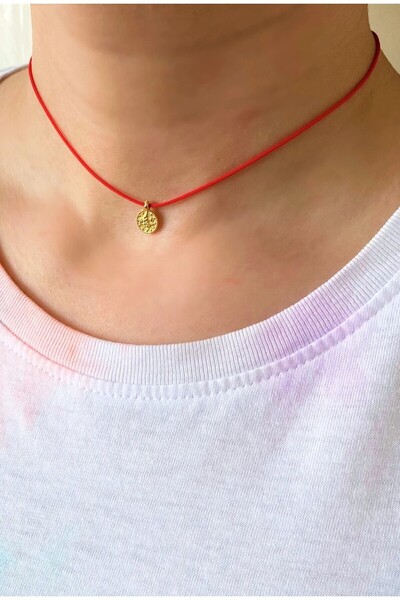 bygüneşaccessories Altın Kaplama Mini Üçgen Figürlü Kırmızı İp Şans Kolyesi