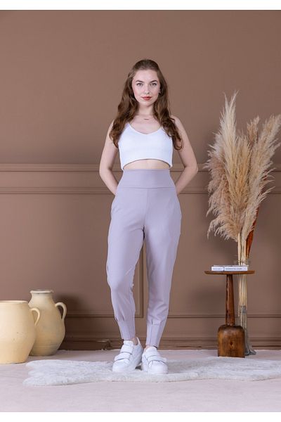 Kinzi Pleated Carrot Leg Pants