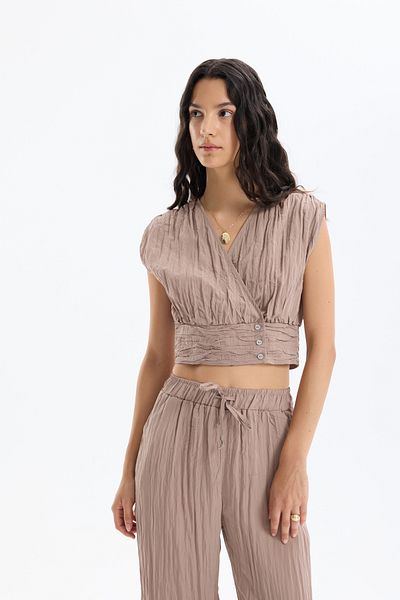 Quzu Crinkle Look Sleeveless Buttoned Blouse Light Brown
