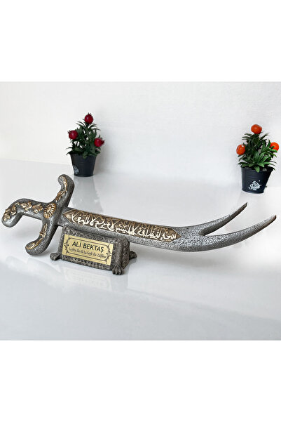 Teknookul Dekoratif Zülfikar Kılıcı Biblo – Hz. Ali Yazılı Metal Masa Üstü Süs Eşyası