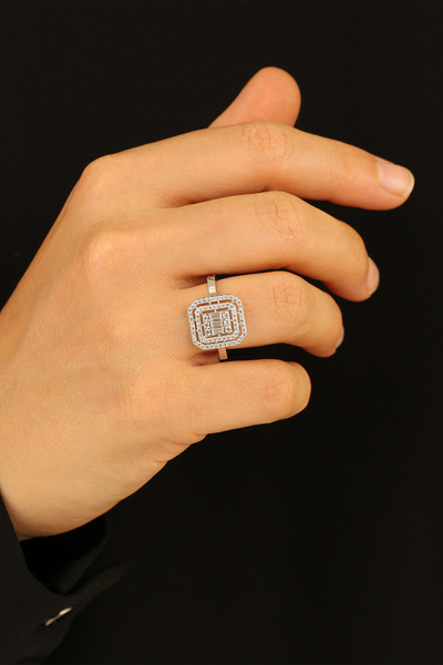 Çgk Çiğdem Gürel Kuyumculuk Sıralı Taşlı Baget Altın Yüzük