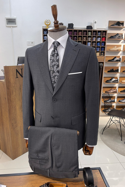 NAZEF Dar Kesim Mono Yaka Üstün İpek Yünü Koyu Gri Takım Elbise ( Premium Altınyıldız Kumaş )