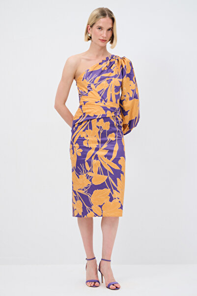 adL Mert Aslan Pileli Asimetrik Desenli Elbise