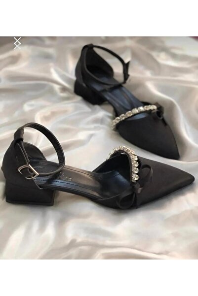 mka mikana حذاء SVETA ذو كعب عالٍ من الساتان باللون الأبيض