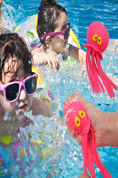 Hyd Octopus Jellyfish Water Ball Sea and Pool Toy Water Squirt Floating Toy 1Pcs