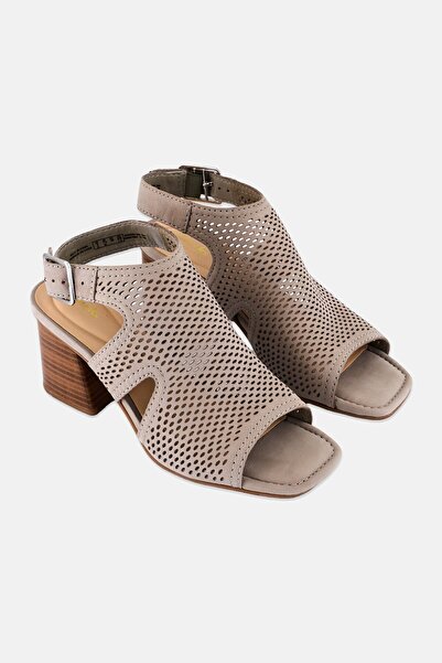 CLARKS صندل نسائي قياسي Siara65 Flow بإبزيم قابل للتعديل، لون رمادي