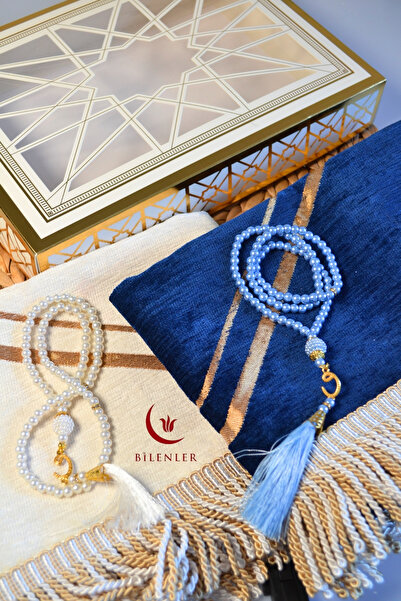 Bilenler Çiftlere Özel Kalpli Kadife Eş Seccade ve Vav Detaylı İnci Tesbih Seti – Hediye Kutulu, Çeyizlik