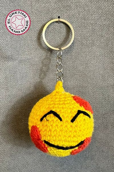 Uretti - Tuğba 9352 4148 Smiling Face Emoji Model Keychain with Handmade Knitted Hearts