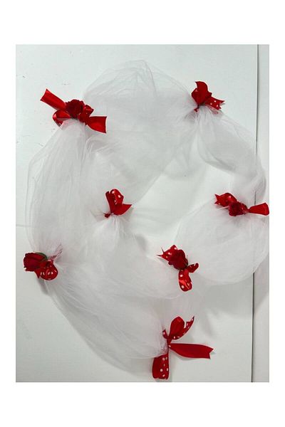 Botez Decor cristelnita din tulle alb, flori din sapun rosu, panglica rosie cu buline albe