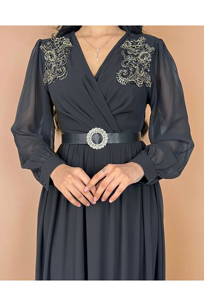 toog Dress with an overlapping collar and embroidered shoulders