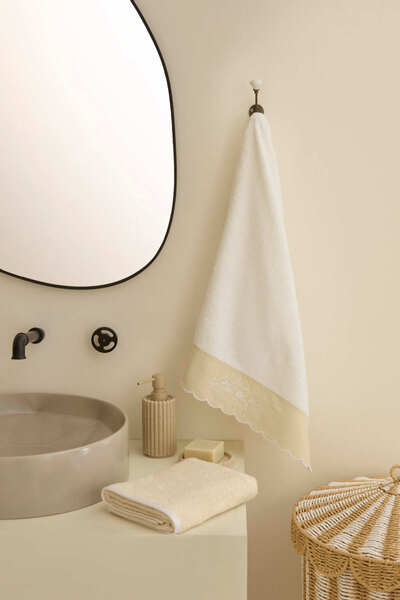 Kaşmir Home مجموعة ماجا مكونة من 2 منشفة وجه باللون الأبيض الفاتح