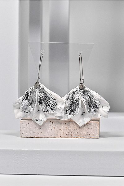 NARRU NARRU earrings, handmade, chandelier, flower, with white and silver petals, Vera 02
