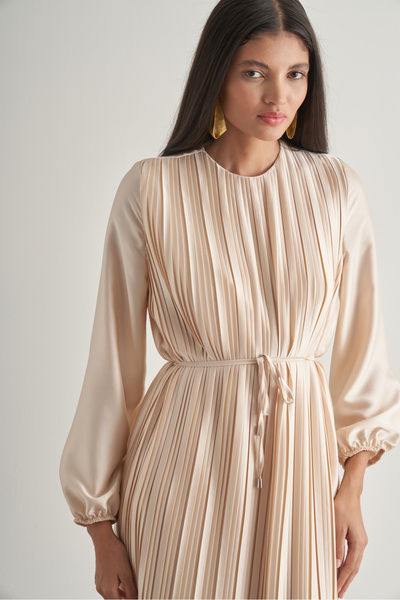 Mizalle Saten Dokulu İnce Piliseli Ekru Maksi Elbise