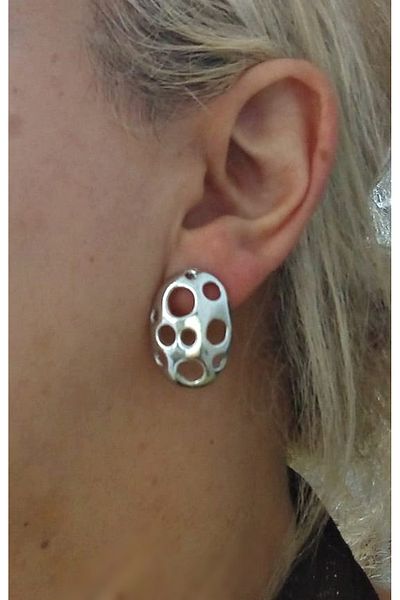 mos&more Silver Hollowed Oval Light Earrings