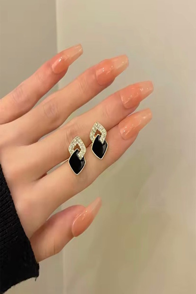 DEMOKAN Kadın Küpe Özel Seri İthal Minimal Tasarım Zirkon Taş Siyah Küpe