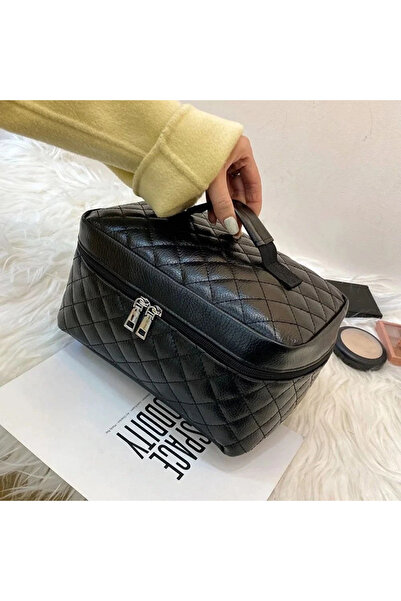 Moments Stylish and practical makeup bag with an organized interior, ideal for travel and everyday use.