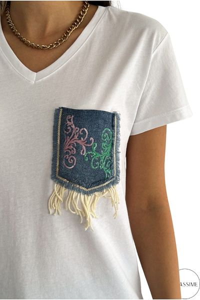 Cassime Γυναικείο T-Shirt με λευκό τζιν με λαιμόκοψη σε V λαιμόκοψη με παγιέτα τσέπη με κεντημένη φούντα