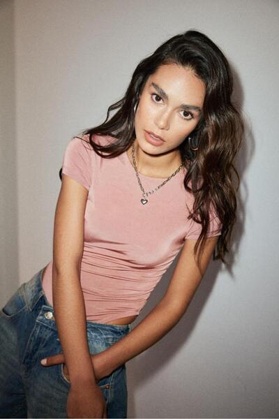 bases. Κοντομάνικο κορμάκι με κοντό μανίκι με κουμπωτά κουμπιά