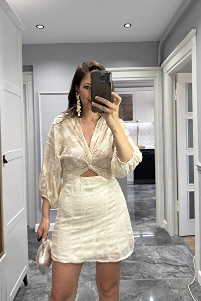 Banu Angay Transparan Dantel Önü Düğümlü Mini Elbise Bej