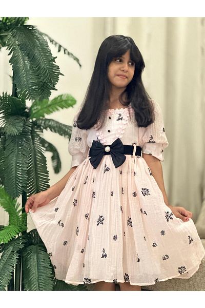 LULEA FASHION Elegant girls' dress featuring a classic, soft design, suitable for occasions or everyday use.