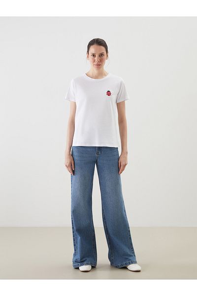 LC Waikiki Γυναικείο T-Shirt με λαιμόκοψη και κέντημα πασχαλίτσας
