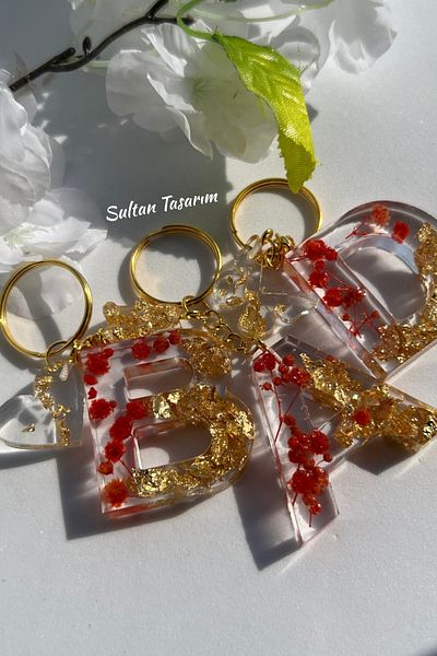 Sultan Tasarım حروف إيبوكسي مزينة بالزهور الذهبية اللامعة - سلاسل مفاتيح الأرقام