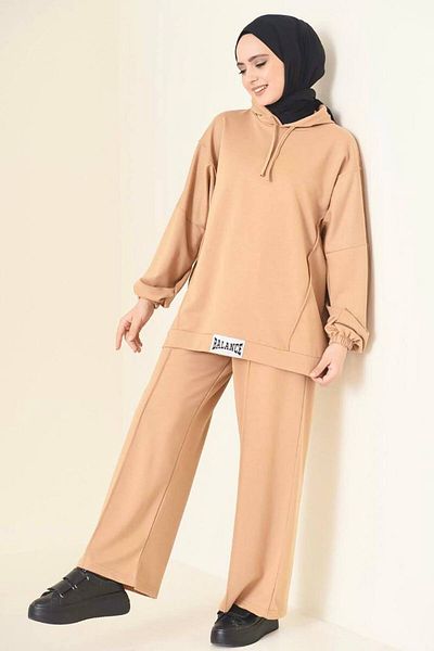ONE WAY FASHION A distinctive sports set with an elegant design and luxurious material made of soft double crepe fabric.