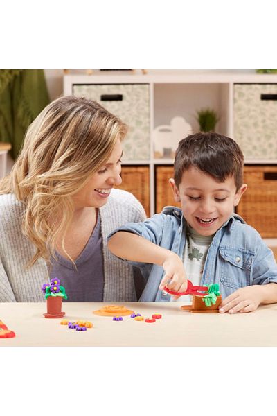 Hasbro Play-Doh "Grow Your Garden" Play-Doh Playset with 20 Accessories