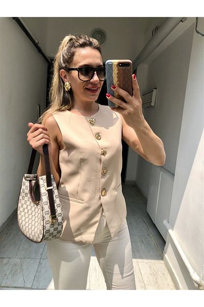 Gözde Tasarım Butik سترة نسائية كلاسيكية مبطنة بياقة دائرية وتفاصيل أزرار ذهبية اللون باللون الأسود