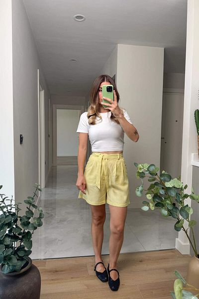Sue Store Pantaloni scurți din in cu centură premium galben unt