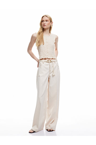 Koton Νέα σεζόν Koton X Şahika Ercümen - Αμάνικη μπλούζα με υφή με γιακά U