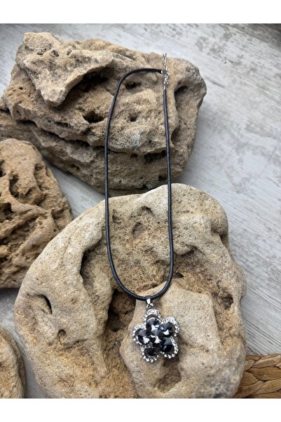 SEDEF TAKI Siyah taşlı çiçek parıltılı kolye