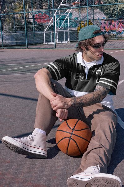 Trendyol Collection Schwarzes, übergroßes/breit geschnittenes, farbblockierendes Brooklyn-T-Shirt mit Polokragen TMNSS25PO00029