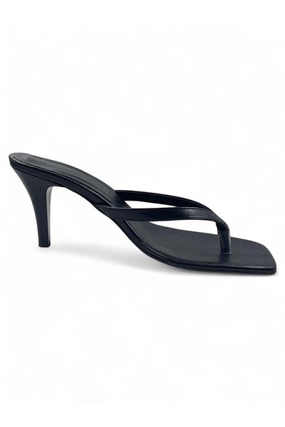 TRENDYOL SHOES Schwarze Flip-Flops mit quadratischer Zehenpartie für Damen mit dünnem Absatz TAKSS25TO00096
