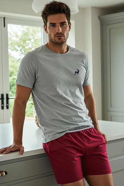 Trendyol Collection Grau meliert – Burgunderrotes Slim-Fit-Pyjama-Set mit bestickter Shortwear-Hirsch-Shorts TMNSS25PT00070