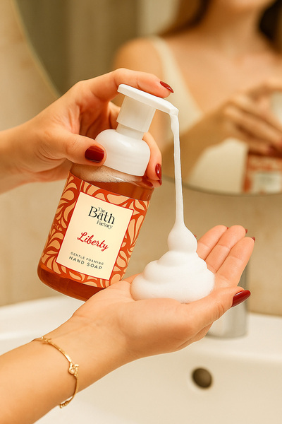 THE BATH FACTORY Nemlendirici Arındırıcı Liberty Köpük Sabun 300 ml