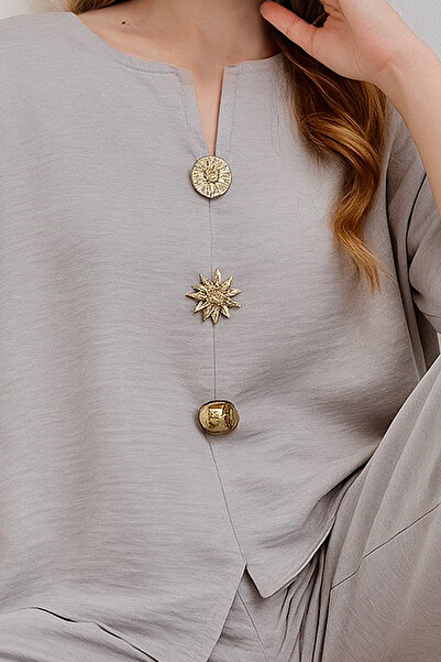 Trend Alaçatı Stili Women's Gray V-Neck Metal Gold Button Detailed Aerobin Linen Blouse and Trousers Set Alc-X14122