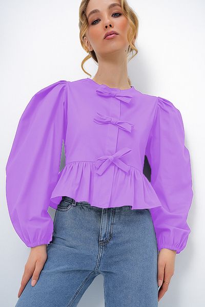 Trend Alaçatı Stili Dunkelfliederfarbene Damen-Bluse aus Popeline mit Rundhalsausschnitt und Schleife und Prinzessinnenärmeln ALC-X13375
